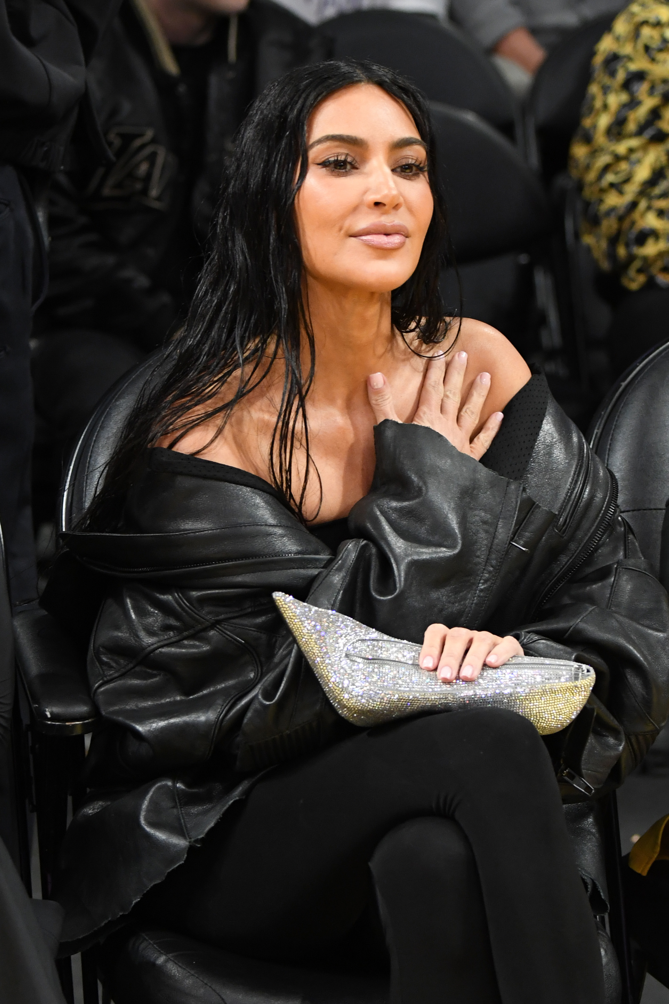 Kim Kardashian ngồi bên sân trong trận đấu của Lakers