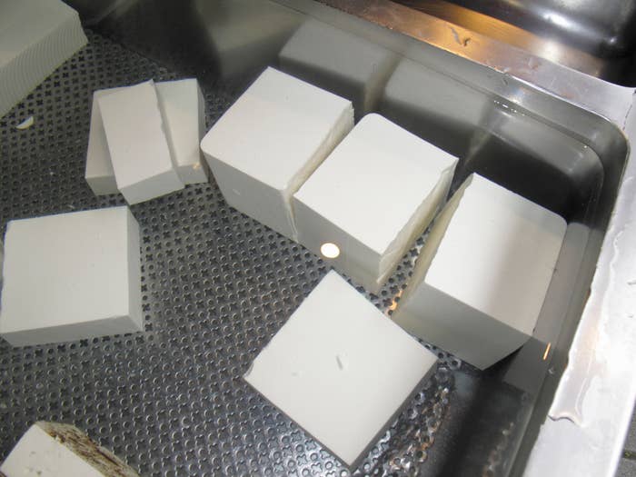 水に浮いた豆腐のイメージ画像（Gyro / Getty Images/iStockphoto）