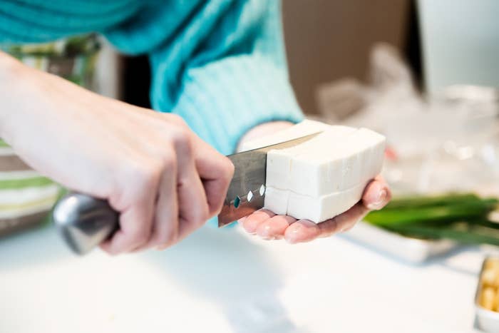 豆腐の調理のイメージ画像（Taiyou Nomachi / Getty Images）