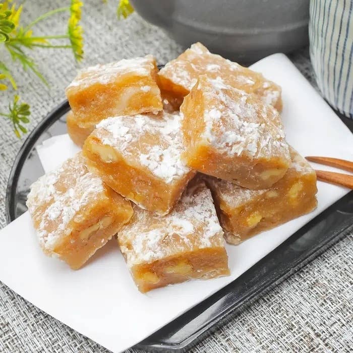 白い粉末をまぶしたキャラメル菓子が皿に盛られている。食欲をそそるプレゼンテーションです。