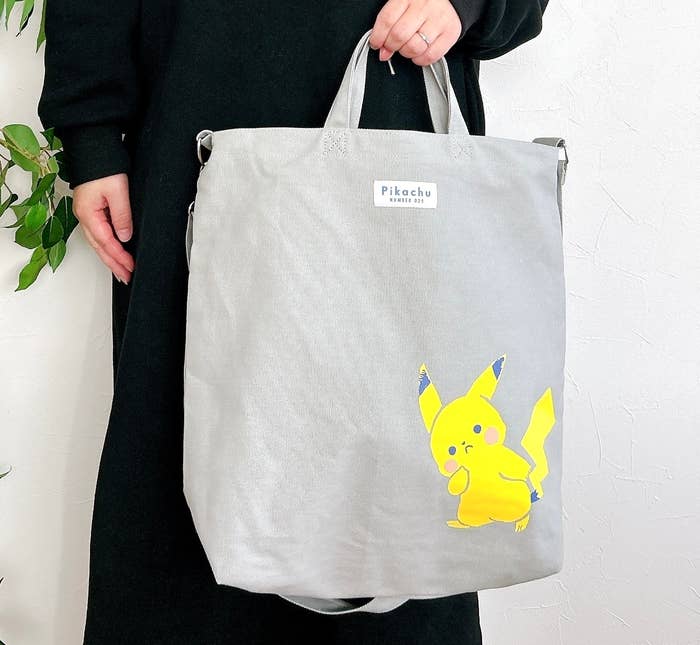 ポケモンセンターで売ってた「ピカチュウの2WAYバッグ」大容量で大人 