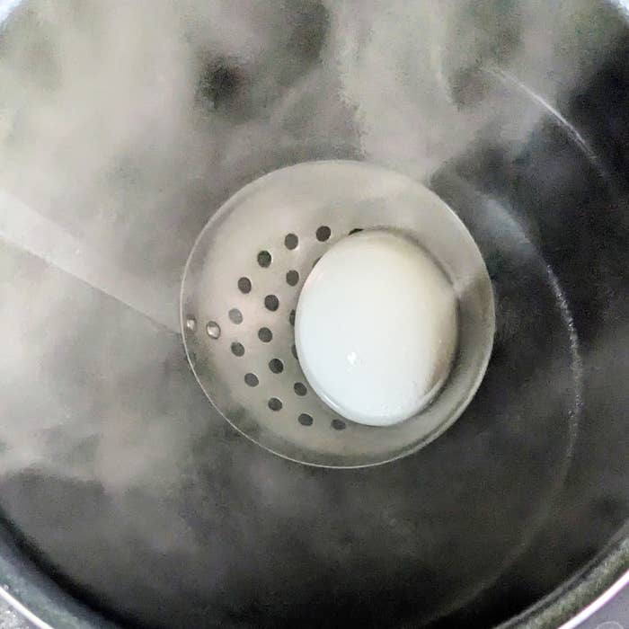 卵が鍋に入れられる様子。