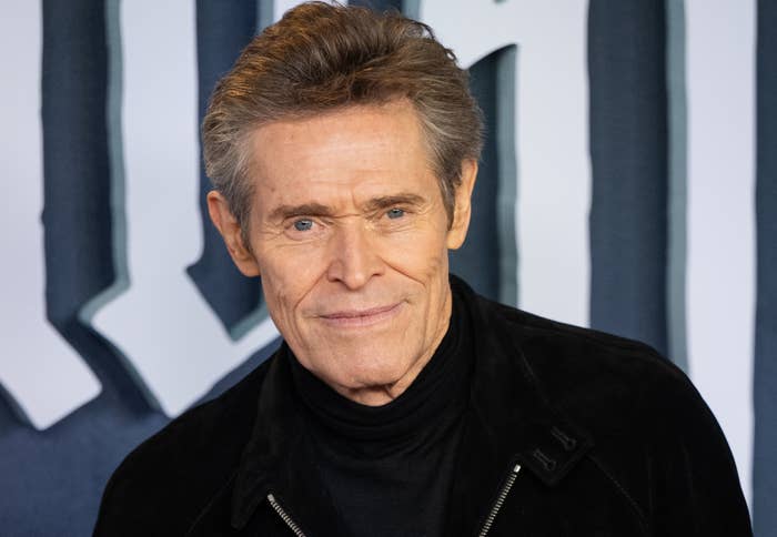 Willem Dafoe en una entrevista callejera con un creador de contenido