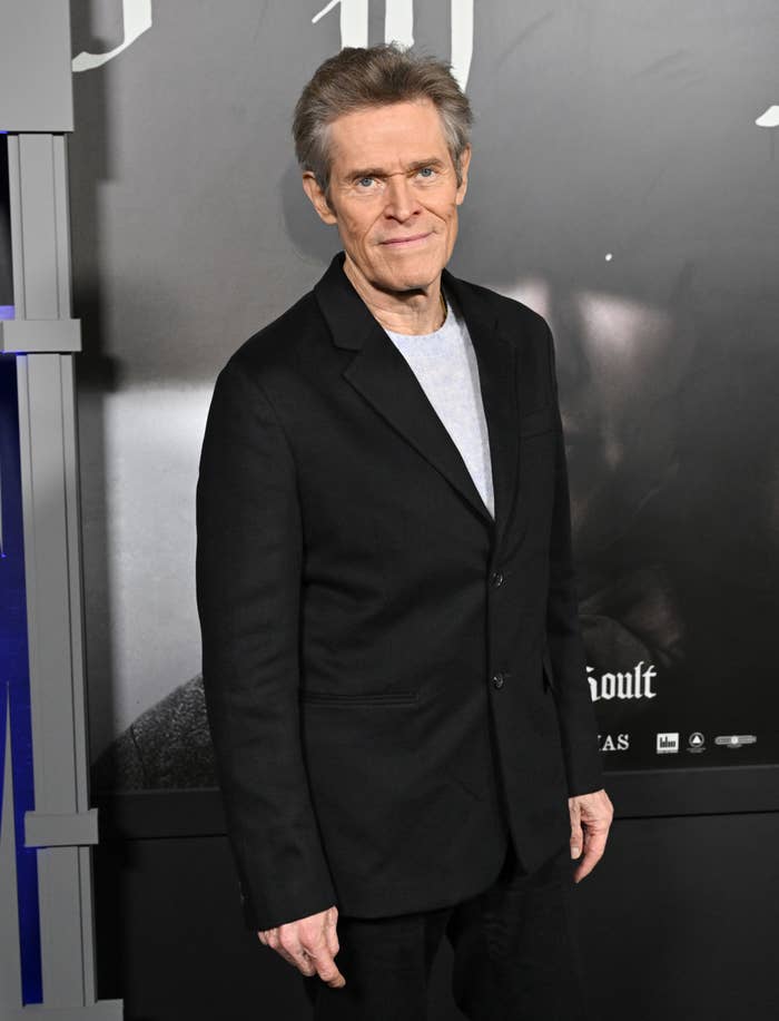 Willem Dafoe respondiendo a las preguntas de un creador de contenido