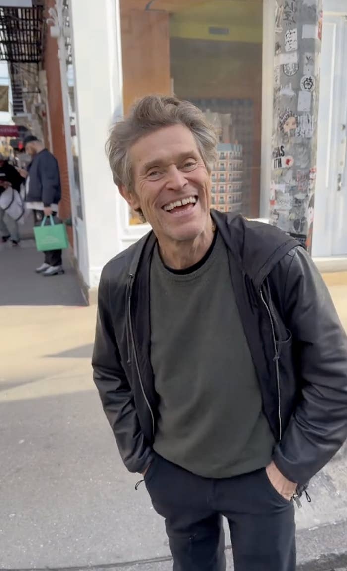 Captura de pantalla de la entrevista de Willem Dafoe con el creador de contenido Khan