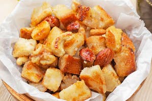 ボウルに盛られたパンとナッツのトーストスナック。