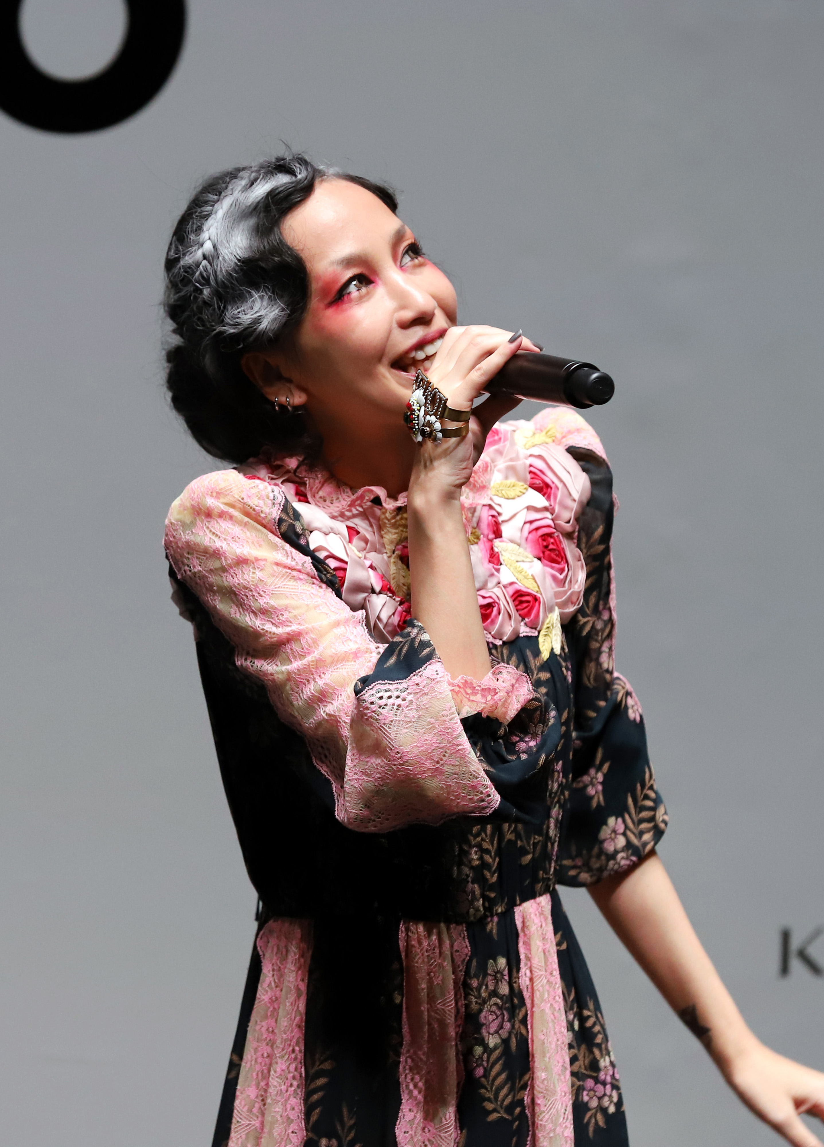 また色気が…」中島美嘉のイメチェン姿に絶賛の声「オスカルですか