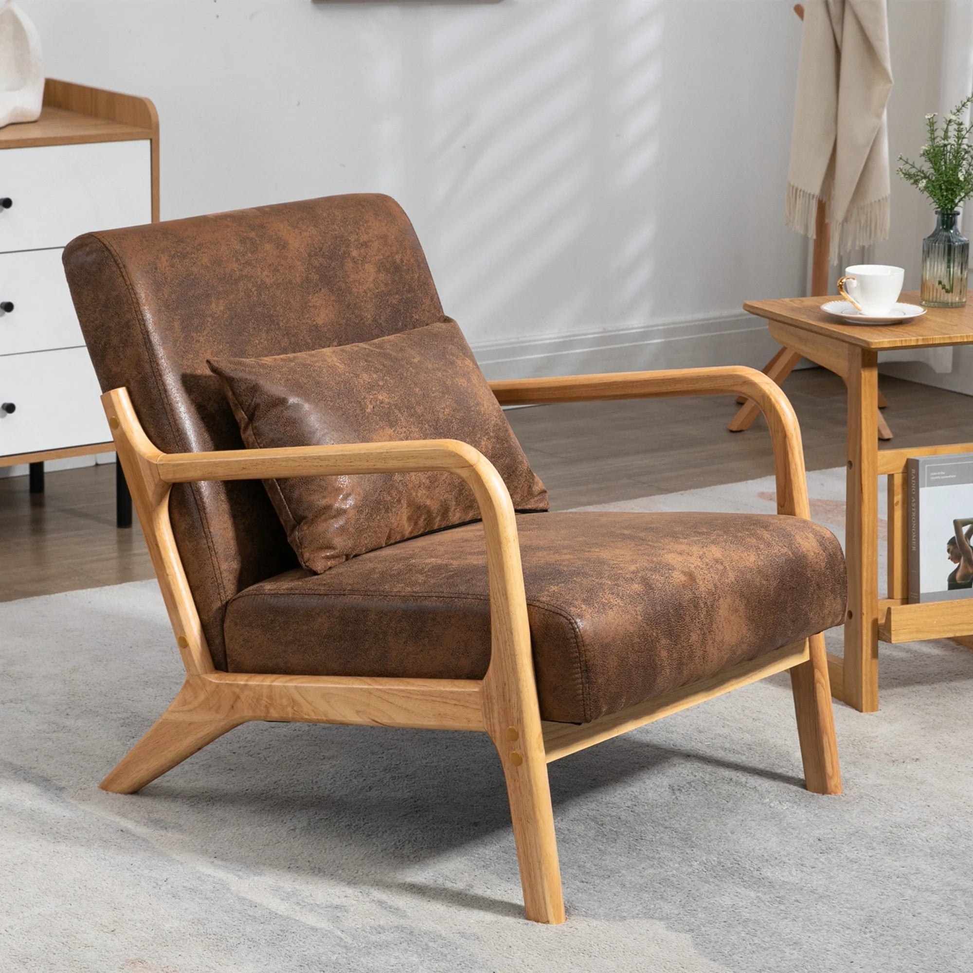 Lengan kayu modern dengan bantal di pengaturan ruang tamu yang nyaman, disertai dengan meja samping memegang cangkir kopi dan item dekorasi