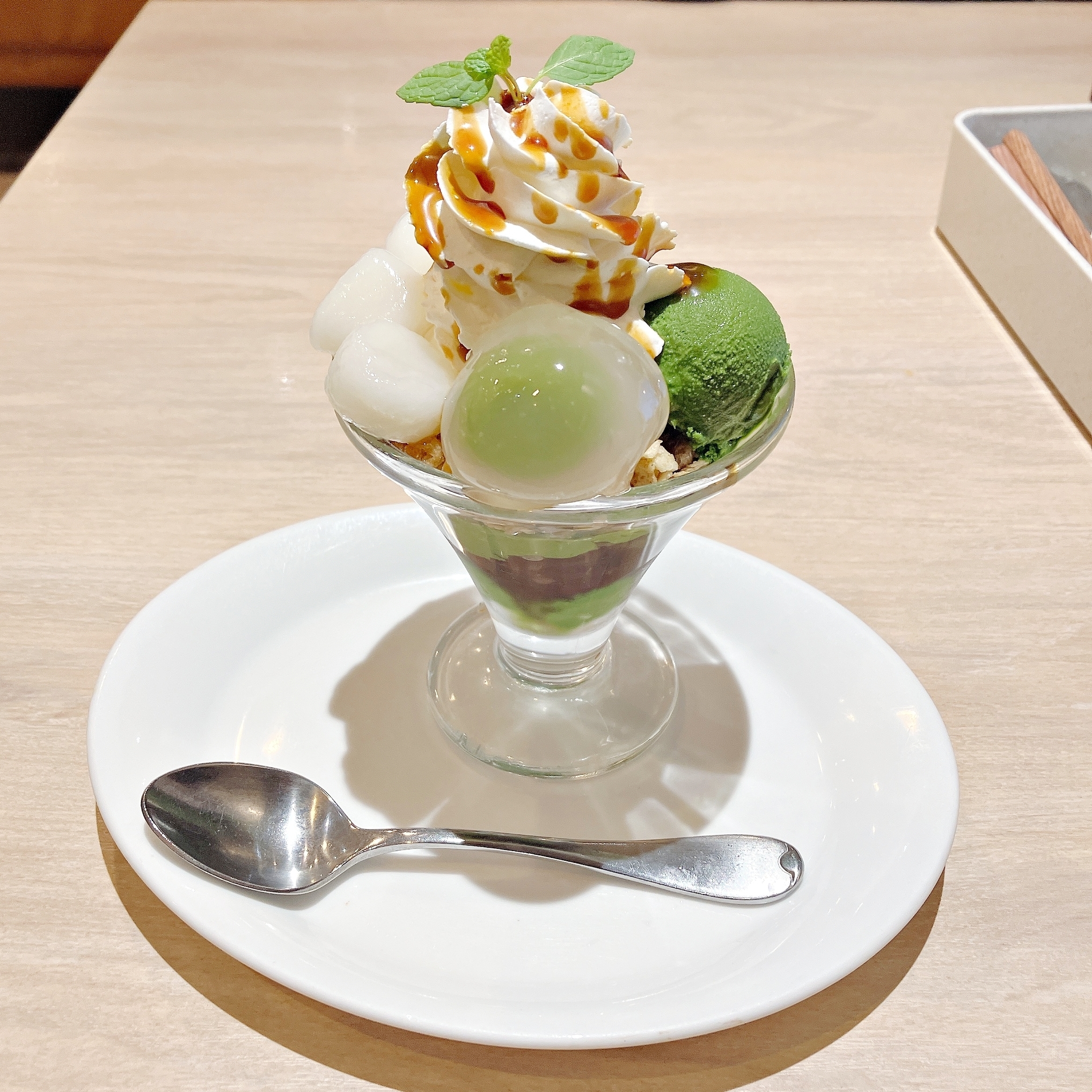 デニーズの「てんこ盛りパフェ」抹茶が濃厚でうんまい〜！アイスや白玉