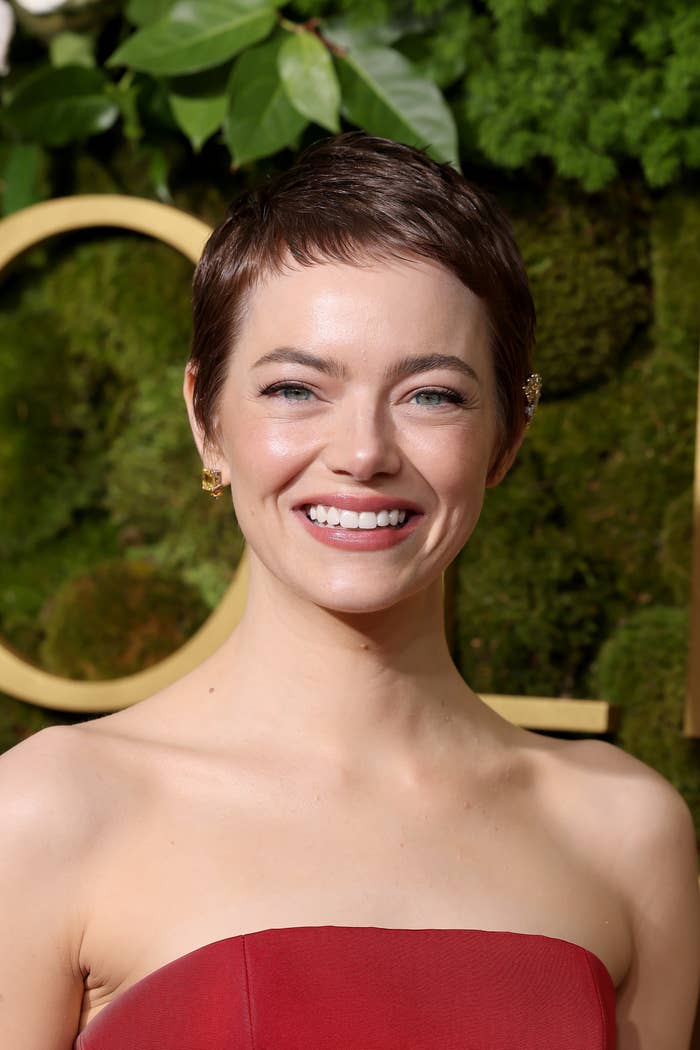emma stone Emma Stone Debuts Pixie Cut On Golden Globes Red Carpet