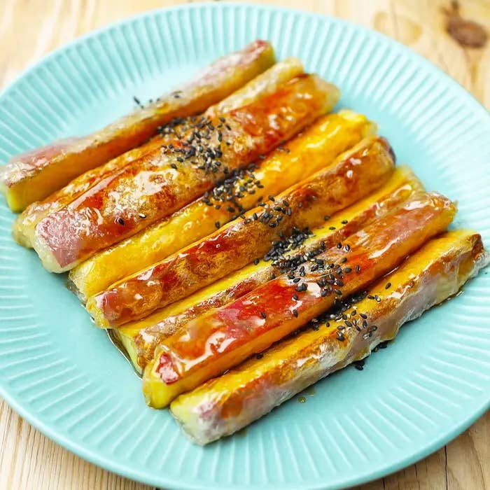 皿に盛られたグレーズがけのさつまいもスティックと黒ゴマ。