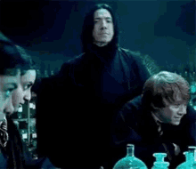 Escena de una clase de pociones en una película, con estudiantes y un profesor observando