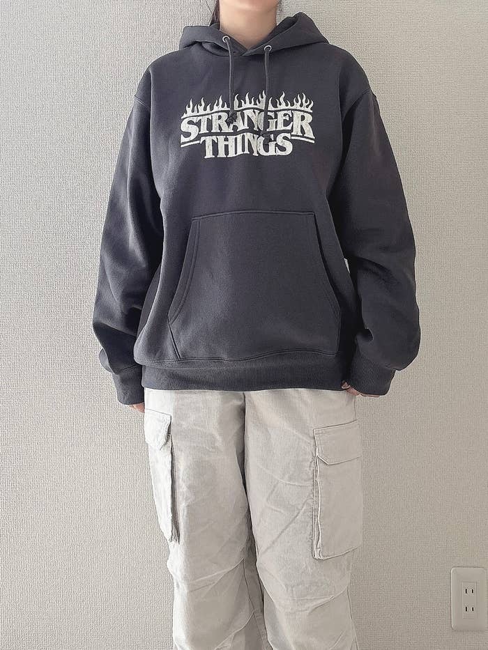 GUさん天才！2990円→1990円の「古着風パーカー」が海外ドラマファン大 
