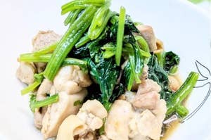 肉とホウレン草の炒め料理。白い皿に盛られ、シンプルでヘルシーな見た目です。