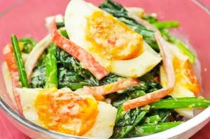 皿に彩り豊かなサラダが盛り付けられており、野菜と卵が見える。