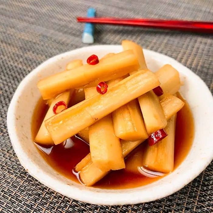 白い皿に盛られたごぼうの漬け物。唐辛子が入っている。