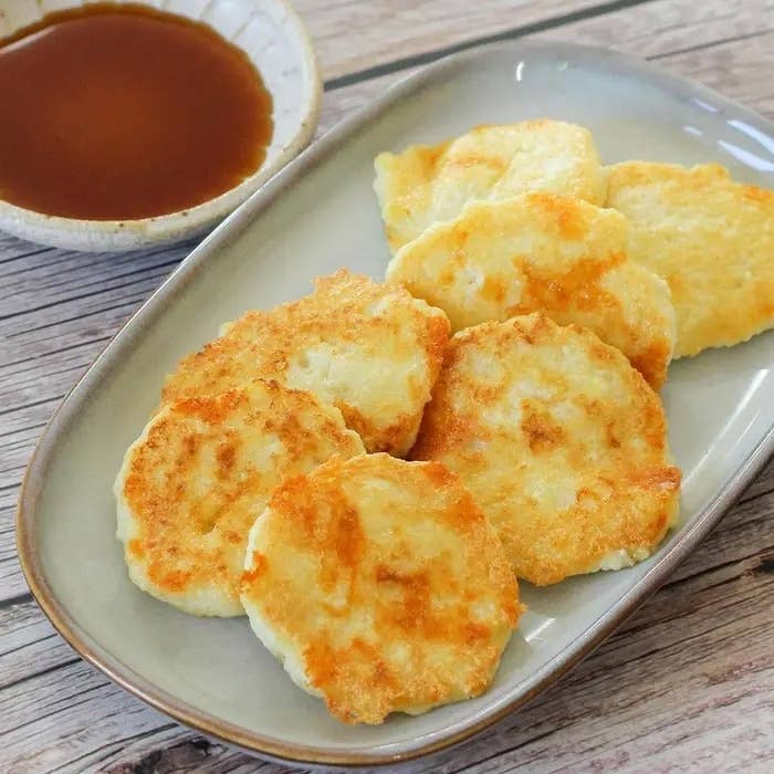 皿に並んだ焼きもちとディップソース。食欲をそそる盛り付け。