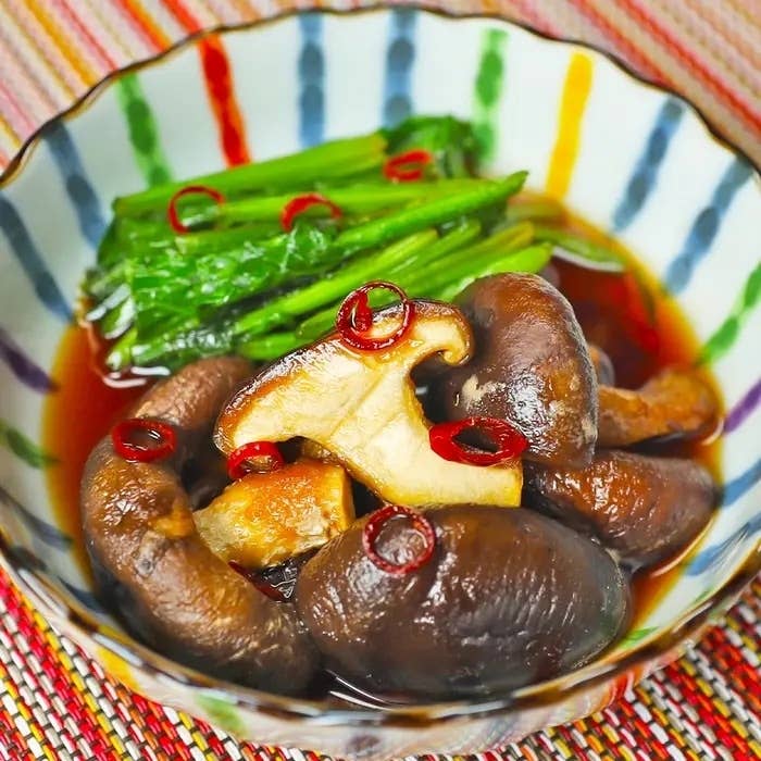 椎茸と青菜の煮物が器に盛られています。