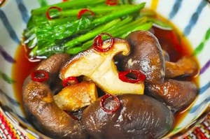 椎茸の煮物と青菜が器に盛られた料理。