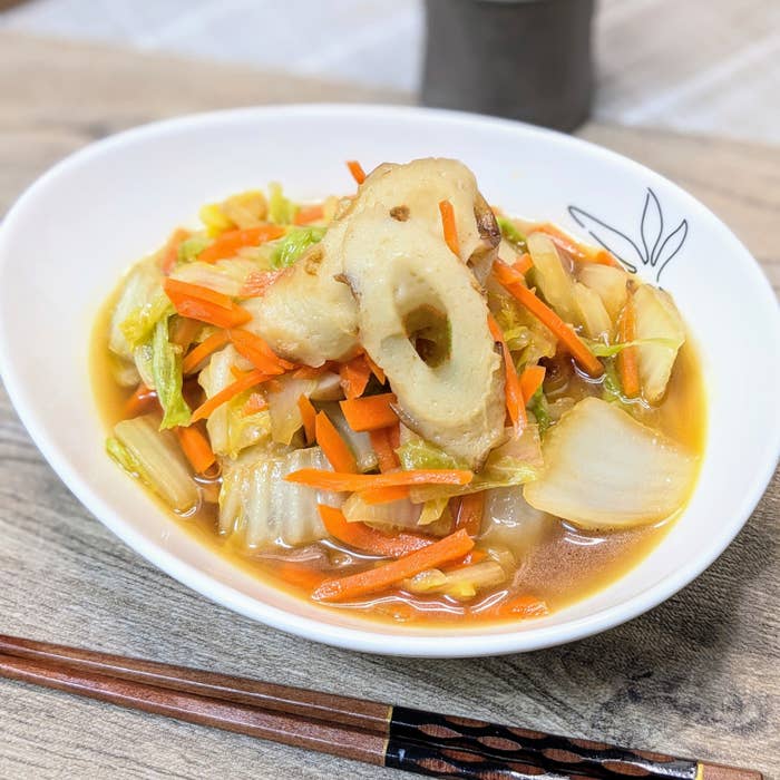 皿に盛られたちくわと白菜、にんじんの煮物。おしゃれな盛り付け。