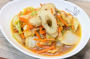 野菜と竹輪のおひたしが皿に盛られている。