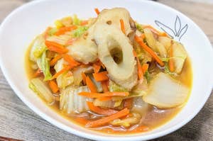 野菜と竹輪のおひたしが皿に盛られている。