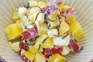 じゃがいもとサツマイモのサラダ、海藻がトッピングされた和風料理。