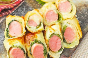ソーセージがキャベツや生地に包まれた料理が皿に盛られています。