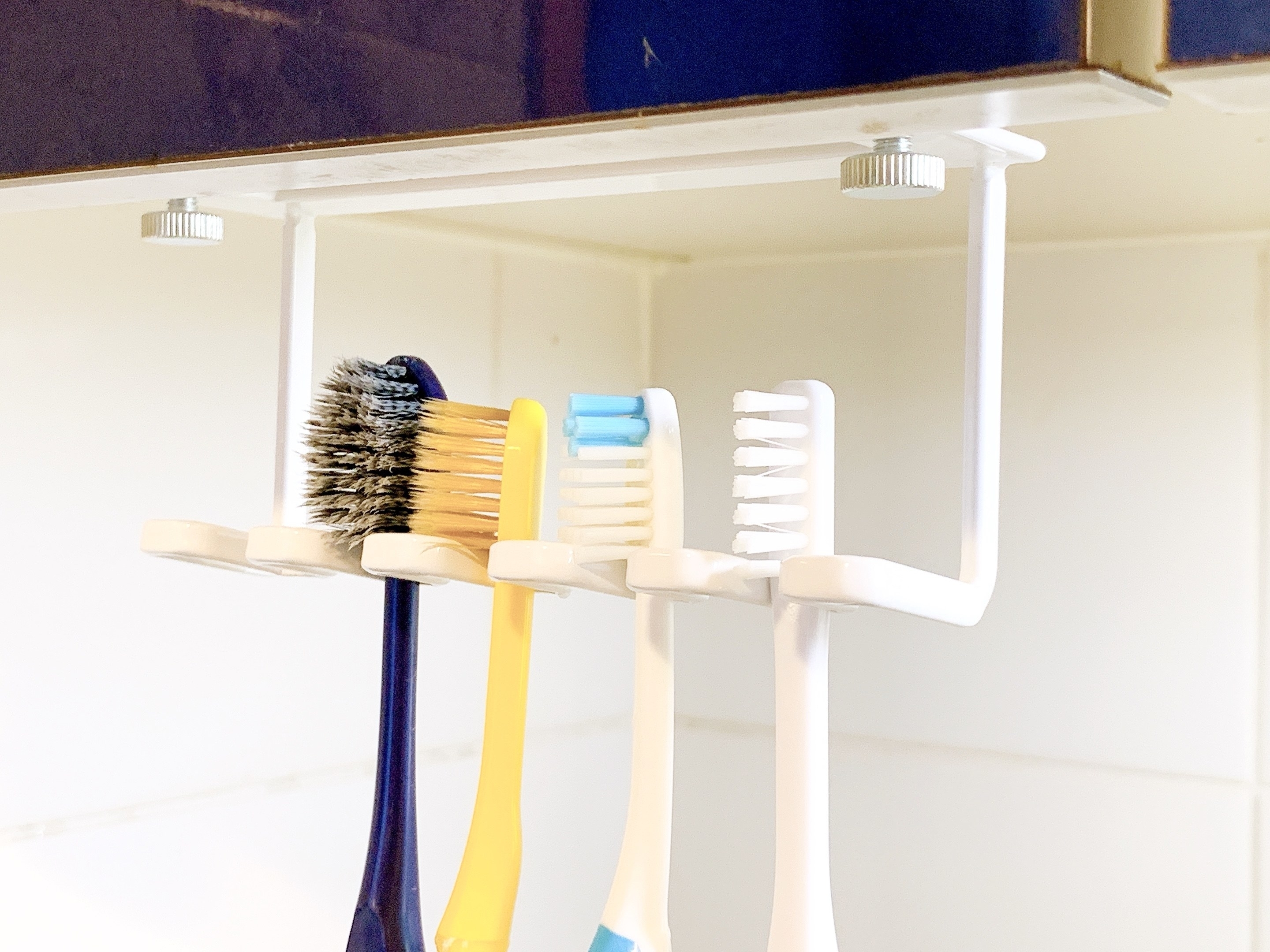 山崎実業「Tower 洗面戸棚下歯ブラシホルダー」