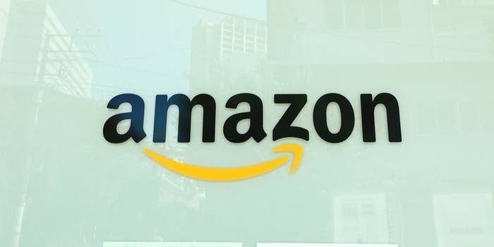 Amazonのロゴが窓に表示されています。