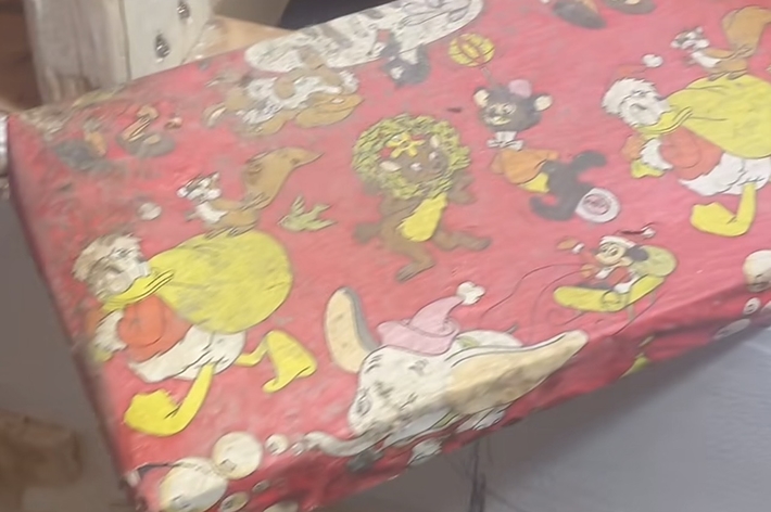 クリスマス柄の包装紙に包まれた箱。上に「#christmasmiracle ?????」というテキストがある。