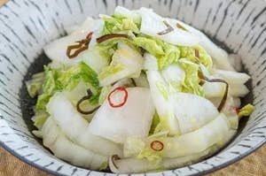 皿に盛られた白菜の浅漬け。千切り昆布と唐辛子のアクセント。