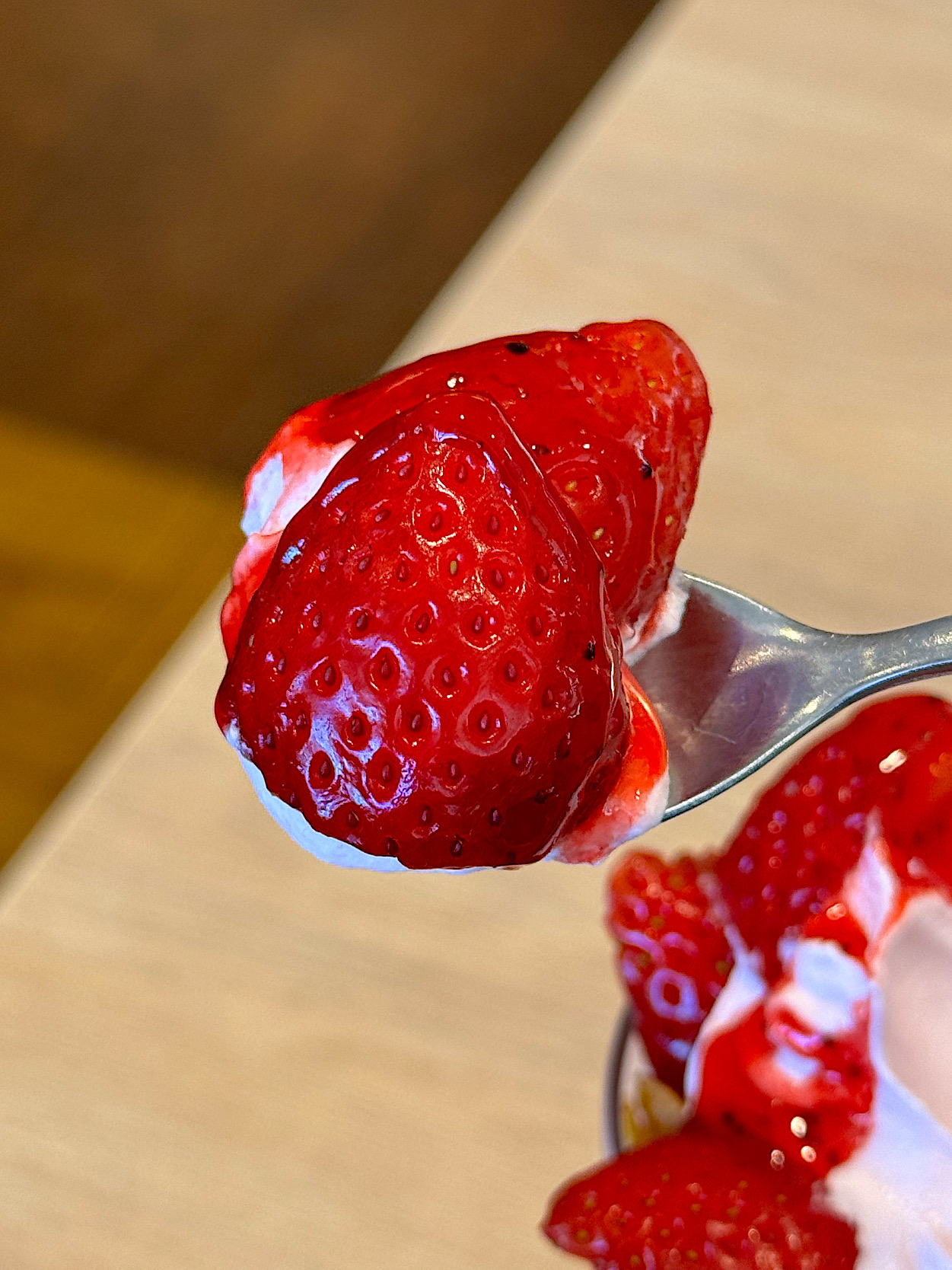 ガスト】この豪華さはすごいって！イチゴ盛り盛りの「ボリューム