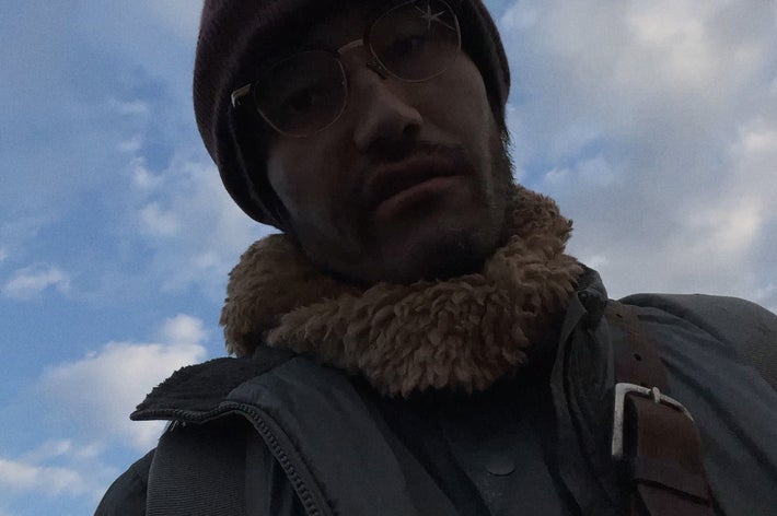 『幽霊の日記』自撮りする主人公と空に浮かぶ構造物 /NOTHING NEW提供