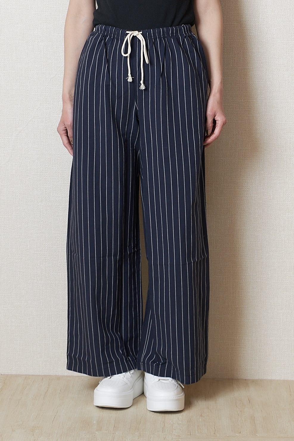ユニクロの「2990円パンツ」はいてみたら想像以上に良き…！軽く