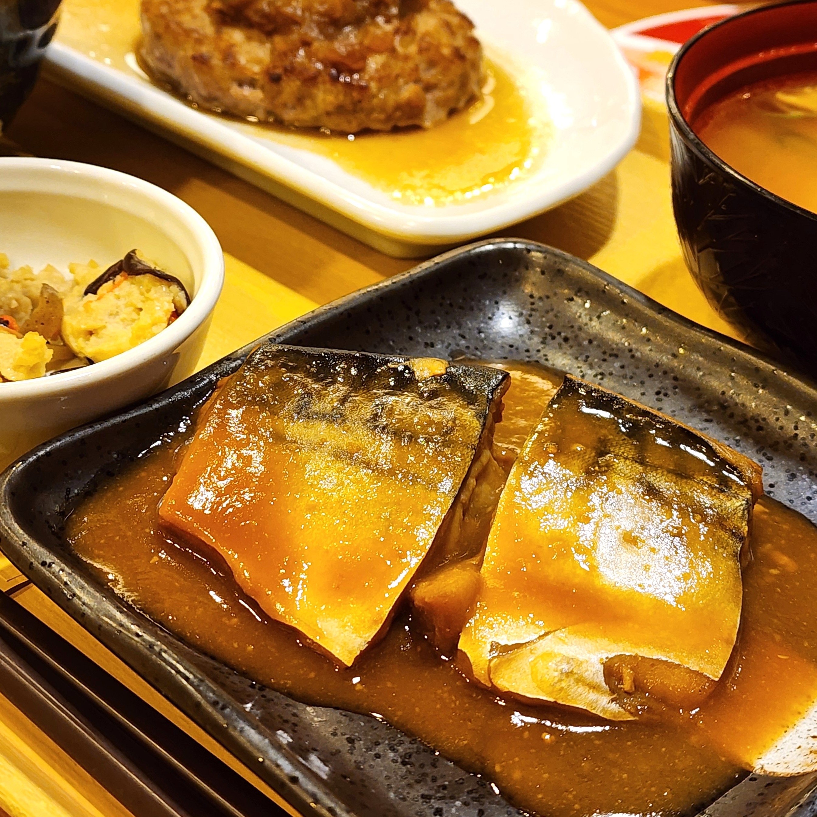 こばん ココス】大盛りご飯が爆速で消えた…！肉と魚を一度に味わえる