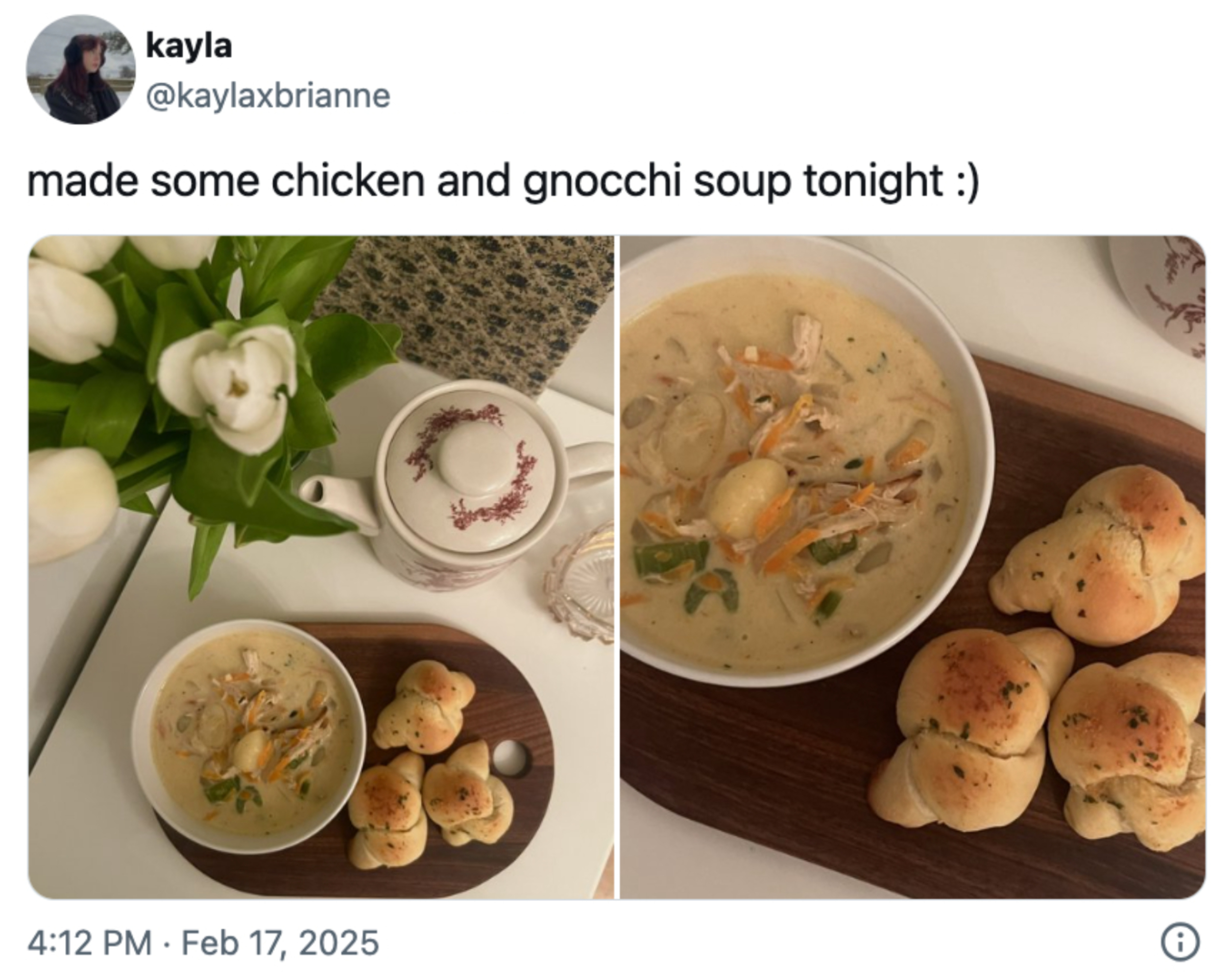 To bilder av kylling og gnocchi -suppe med ruller på et brett, ved siden av en mønstret tekanne og blomster. Tidstempel: 16:12, 17. februar 2025