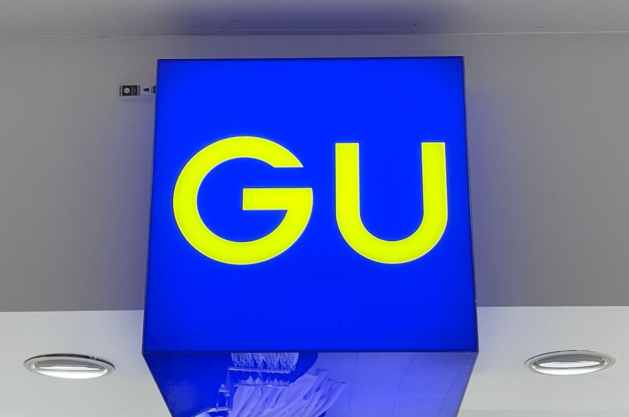 「GU」のロゴが描かれた看板が掲示されています。