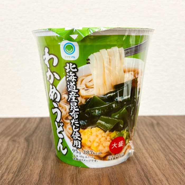 ファミマ】これはストック買い確定〜！わかめ盛り盛りの「213円うどん 