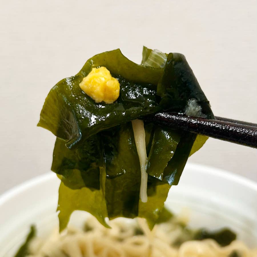 ファミマ】これはストック買い確定〜！わかめ盛り盛りの「213円うどん 