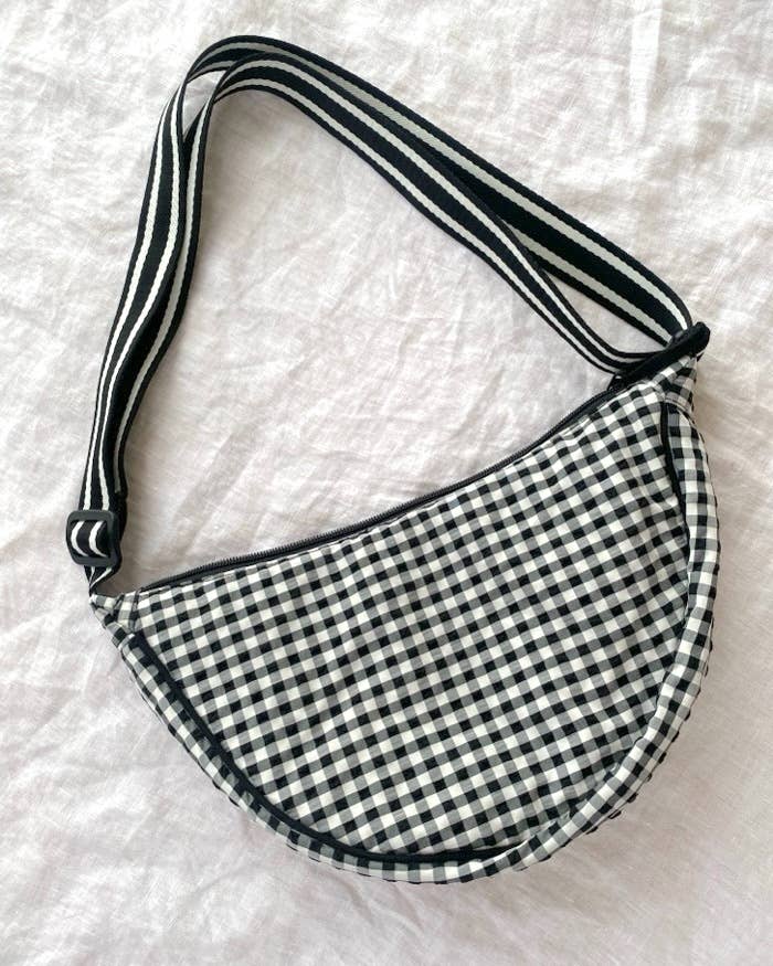 ユニクロの「ラウンドミニショルダーバッグ」