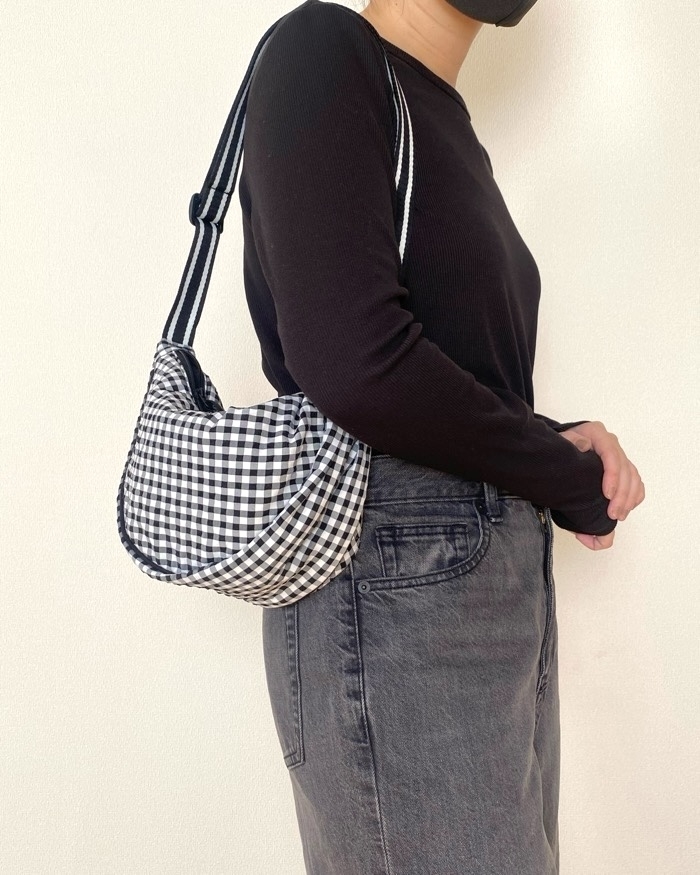 ユニクロの「ラウンドミニショルダーバッグ」