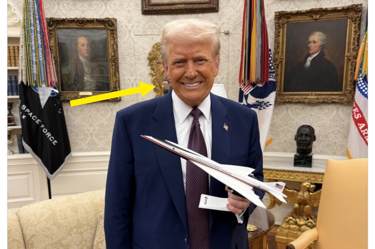 People Zoomed Into This Picture Of Donald Trump And Found A, Uhh, Scary Surprise