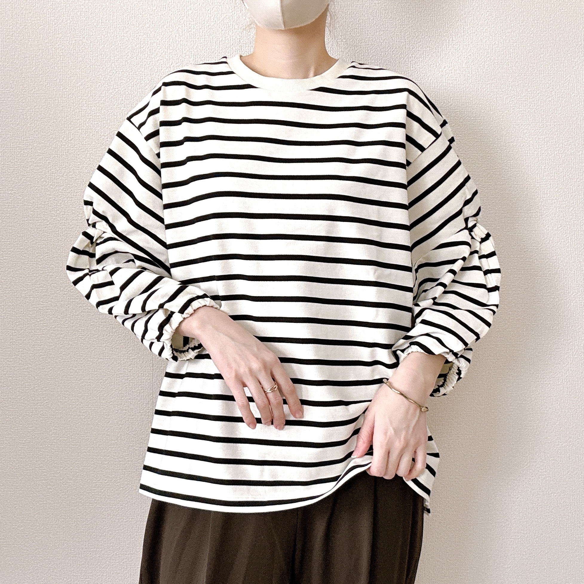 ニコアンドの「ツイストスリーブデザインプルオーバー」