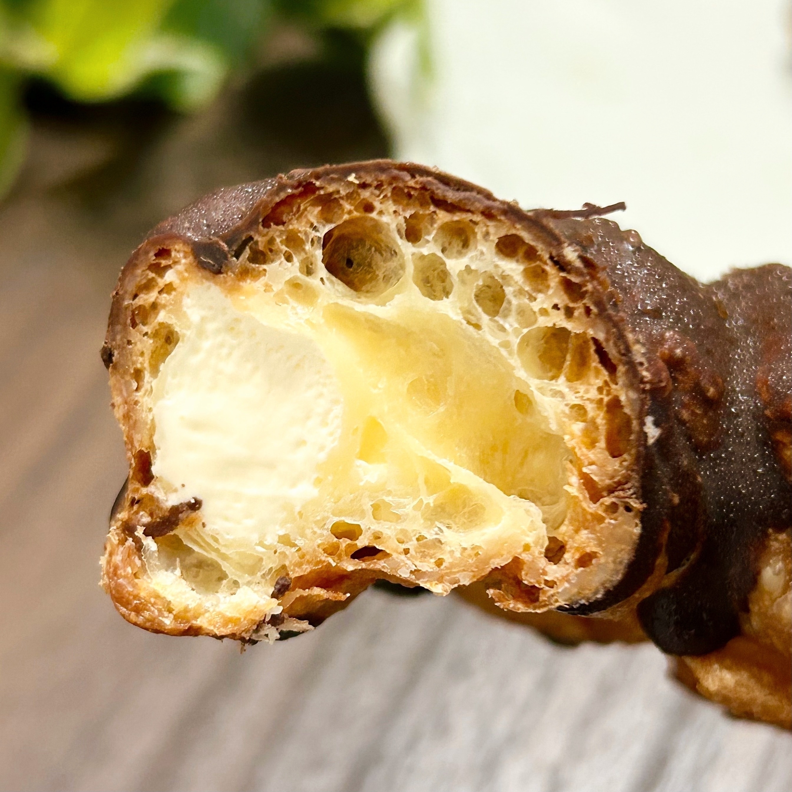 セブン】こんなの待ってました…！エクレアみたいな「クリームたっぷり