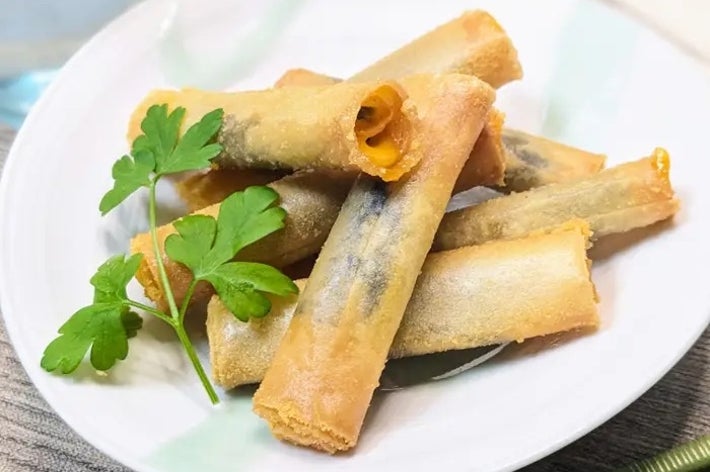 皿に盛られた春巻きに似た揚げ物。パセリが添えられている。