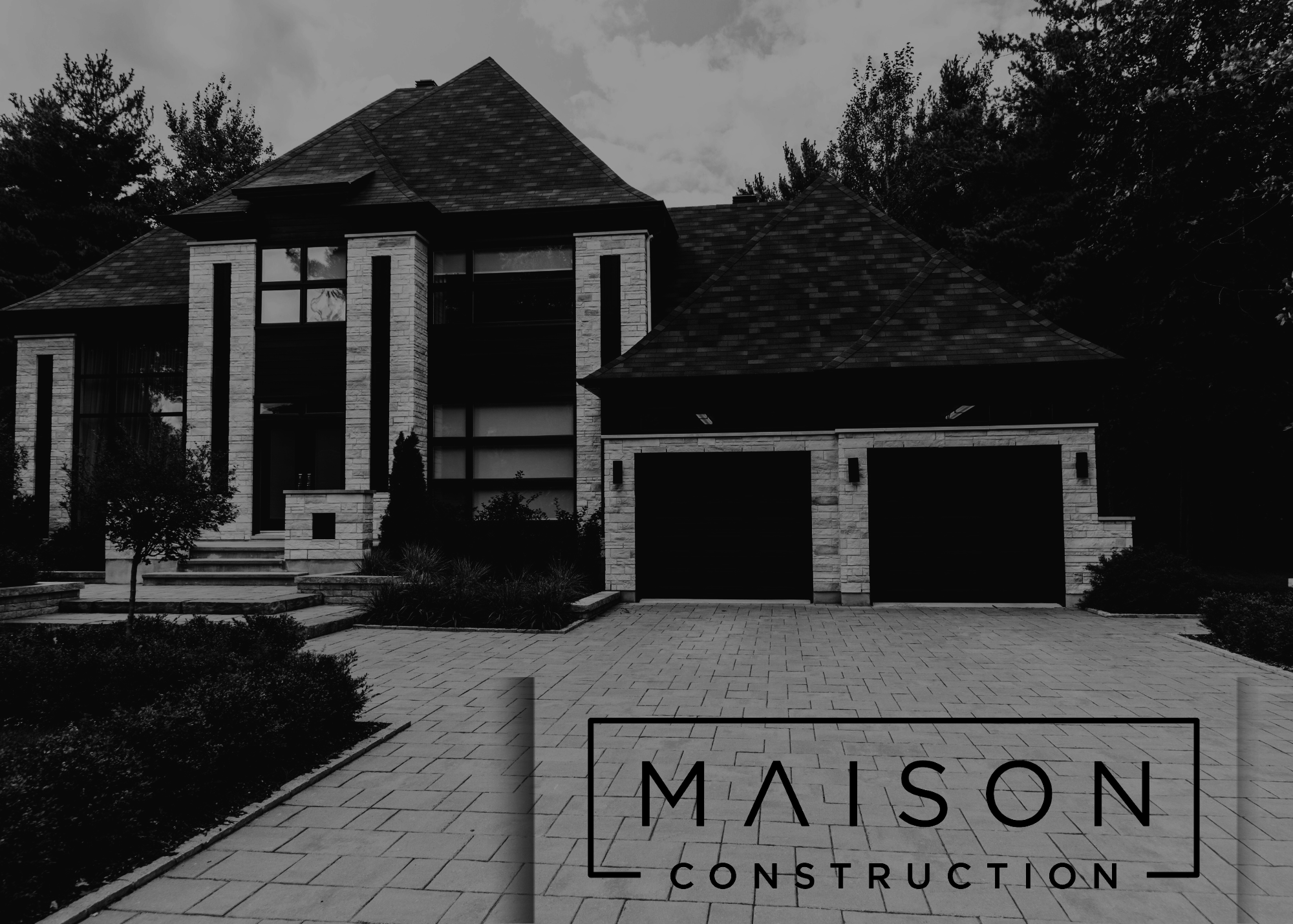 A modern house with large windows and two garages. Foreground text reads "Maison Construction."