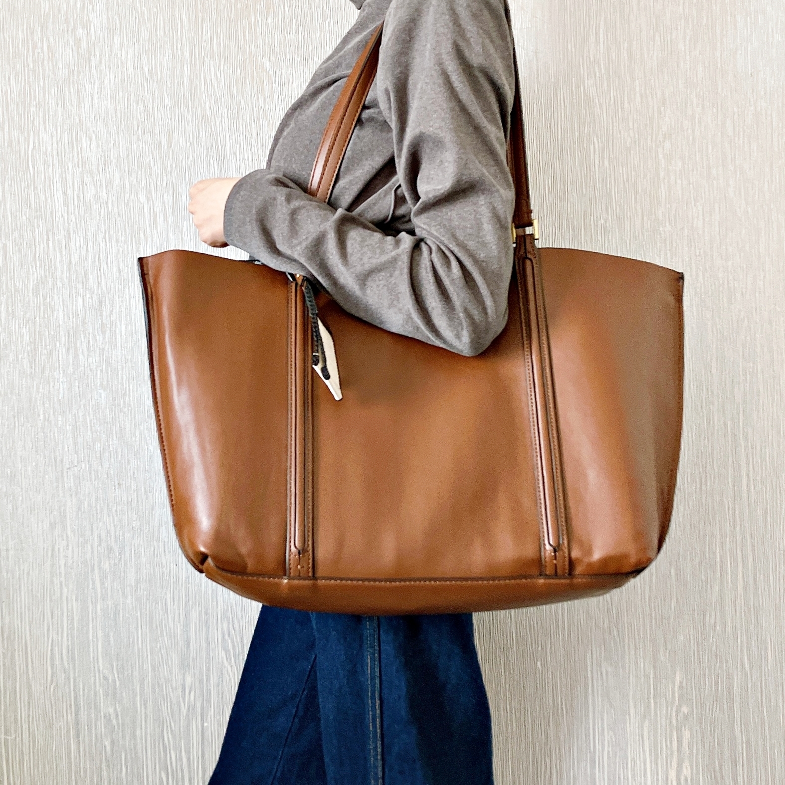 【希少モデル】新品タグ付き ZARA 特大 フェイクレザートートバッグ トラベル ZARA】とんでもない掘り出し物見つけた…！6590円→4390円の「大