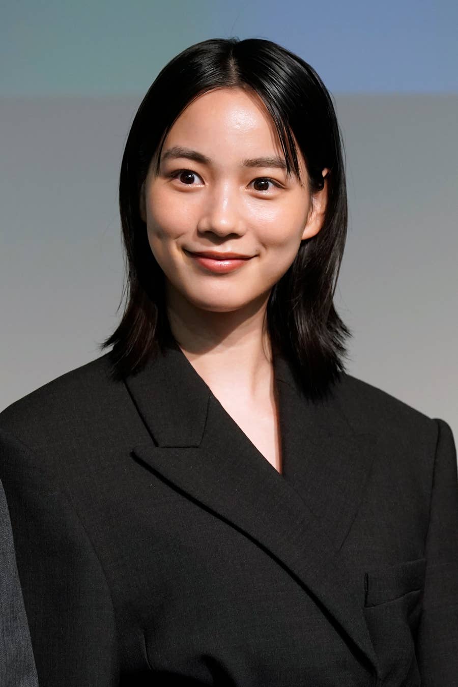 顔抜き派 のん、“背中全開”コーデに「クールビューティー」「色気がヤバすぎ」と絶賛の声