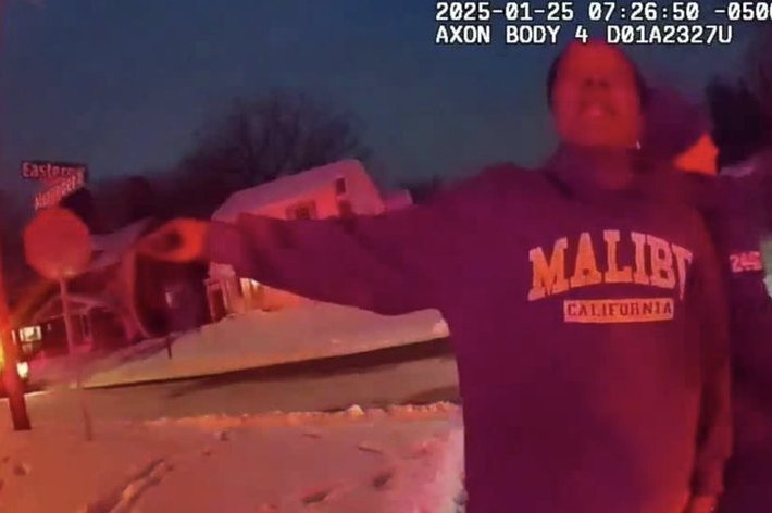 警察官が人を取り押さえているボディカメラ映像の瞬間。暗い街角に警察のパトカーの光。